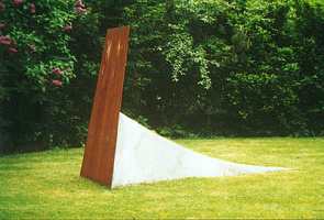 Photo: Sculpture "Spannung" Side view